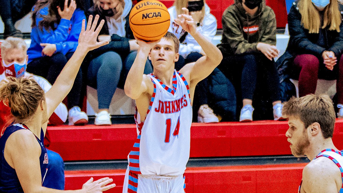 . <a href="/SJU_Basketball/">SJU Basketball</a> erased a 5-point deficit by shooting 64.3% in the 2nd half in tonight's 65-50 win at Carleton!

Freshman Kooper Vaughn (pictured from Jan. 19 at SJU) led all scorers w/19 points, including 16 in the 2nd half.

RECAP: gojohnnies.com/news/2022/1/26…

#GoJohnnies #d3hoops