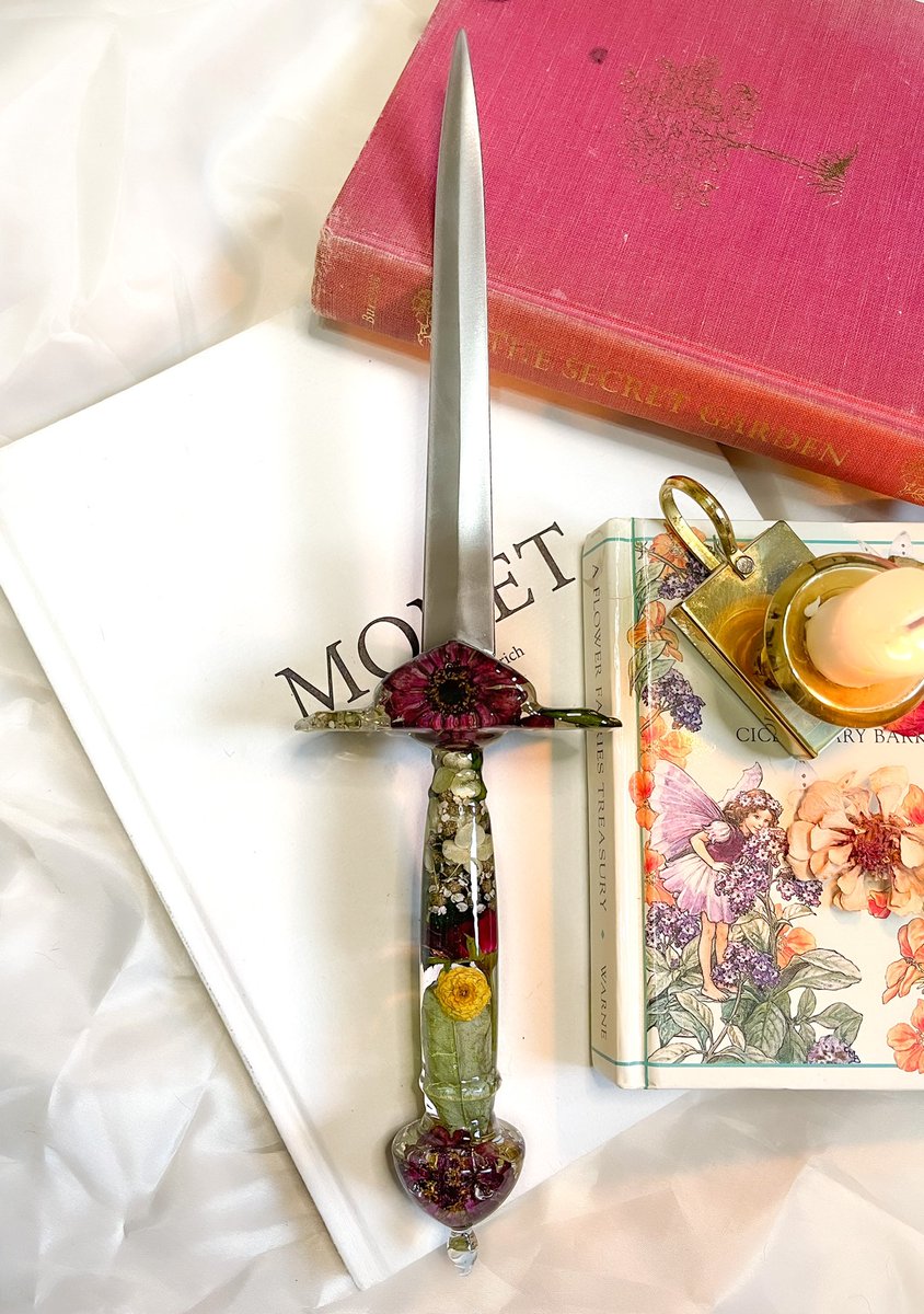 buggirl's tweet photo. omg hit tweet hi i make pretty jewelry and daggers and stuff just saying <3 https://t.co/4HGUMyhJC2
