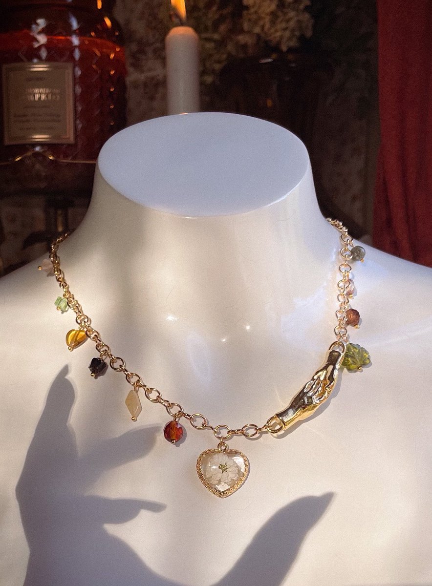 buggirl's tweet photo. omg hit tweet hi i make pretty jewelry and daggers and stuff just saying <3 https://t.co/4HGUMyhJC2