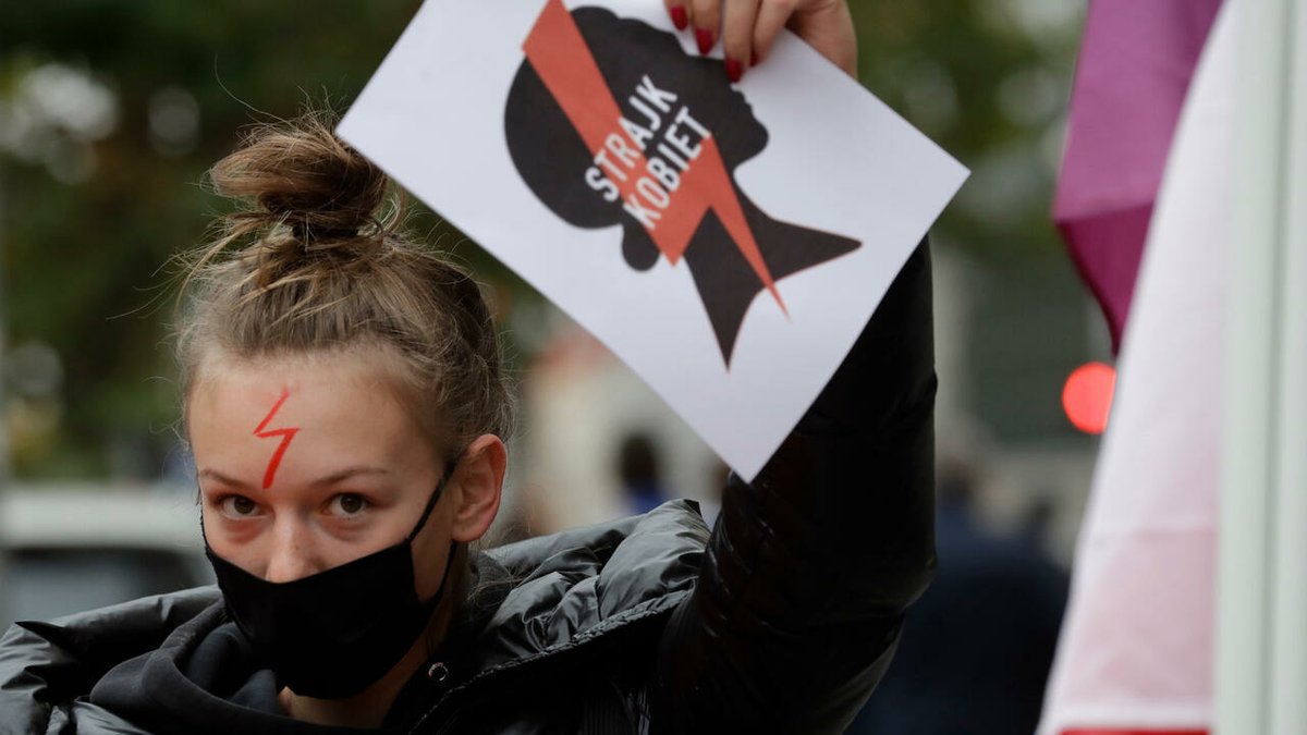 RFI's tweet photo. Avortement: la mort d'Agnieszka suscite l'émoi en Pologne https://t.co/rlddj3deHk https://t.co/1d0Gn1IKRz