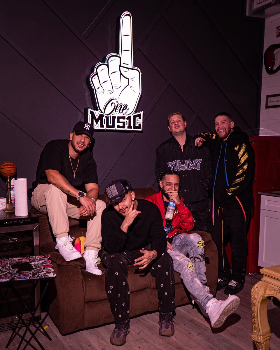JDLHispanic's tweet photo. 📸|| @JOELDELE0N anoche en el estudio 👀🔥🇨🇴❤

Buena vibra anoche en el estudio con @/joeldeleon @/piso21 @/pablopiso21 @/dimpiso21 @/frayfbe @/onemrecords 
📸 @/mayerpictures 
#OneMusicRecords

https://t.co/Hgu9uMaKAN