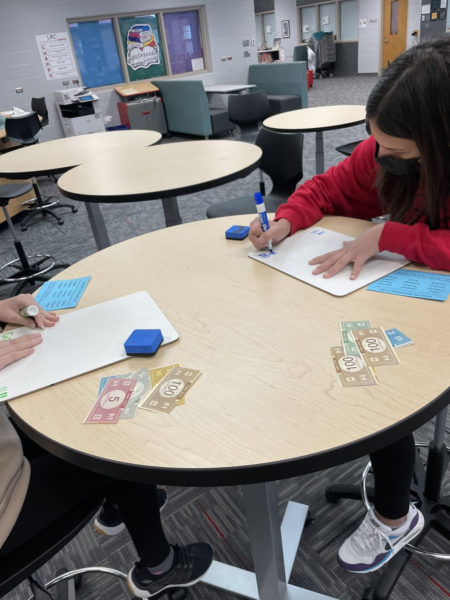 Ali__Lincoln's tweet photo. Transfer time with play money @ReadingHorizons
(Ss approved)
Ss used transfer cards to quiz partner (teacher teacher)-points given for proving the word, naming phonetic skill, adding suffixes/sounds of ed = $$$
🙌🏻play money is cool even in MS. #oqreading @VillasenorLori https://t.co/mwBnFYvjGM