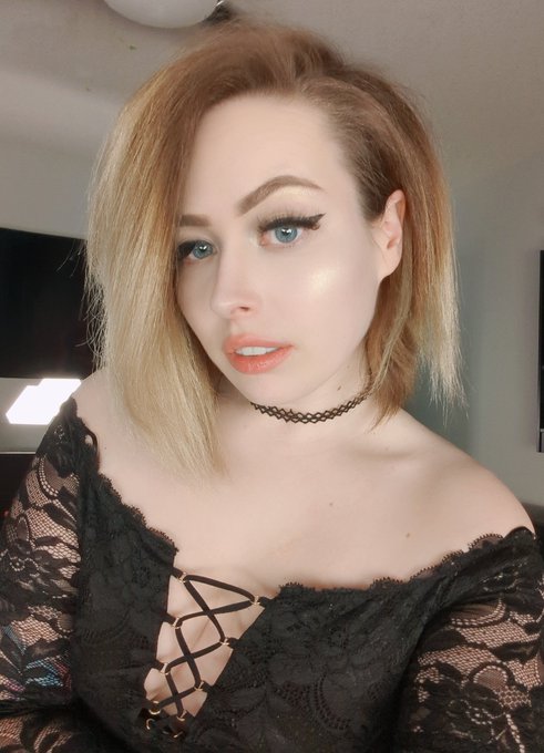 Watch Rey 🐉's leaked NSFW photo on TwXstars