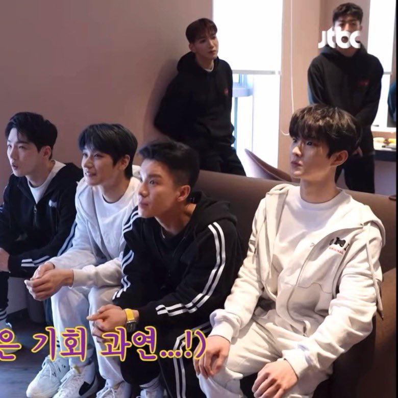 아니 이사진 왤케웃겨 혼자 컴퓨터 한번도 안해본사람같은 자세임 척추지키미 레전드