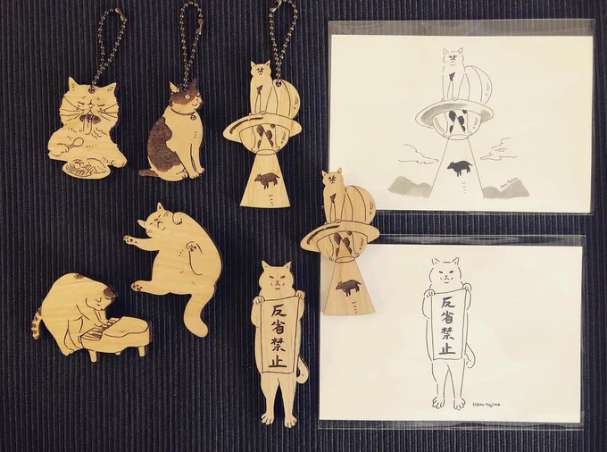 28日(金)(10-16:30)旭川・まちなか展示室で「ねこ展」開催です。換気や人数制限をして営業、皆様無理せずお越しください。左上の画像は、たんのゆりさん(tek)と田島ハルのコラボアイテム、木製猫キーホルダーとブローチ。猫ポストカード。来場が難しい方に向けて期間限定のWeb販売も準備中です🐈️ 