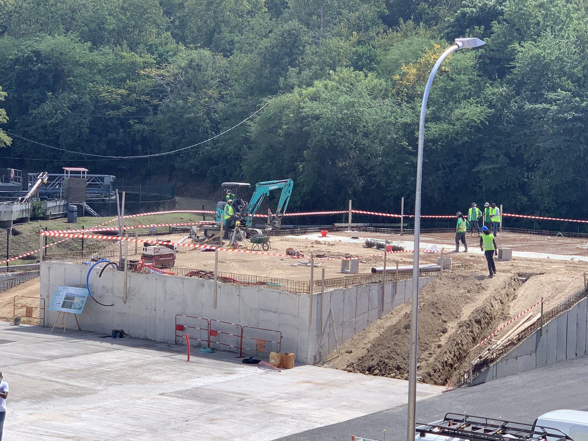 DitGustave's tweet photo. Visite chantier #déchèterie #Bouillante par @CRGuadeloupe avec le président @achalus971 et Thierry Abelli président @GSCaraibe.             ✅ Fin des travaux : février 2022. Coût de 2,1 M€. Partenaires financiers : @ademe, @EuropGuadeloupe. Anwout pour le #ZéroDéchet en 2035 ! https://t.co/VYXLC7HdpG