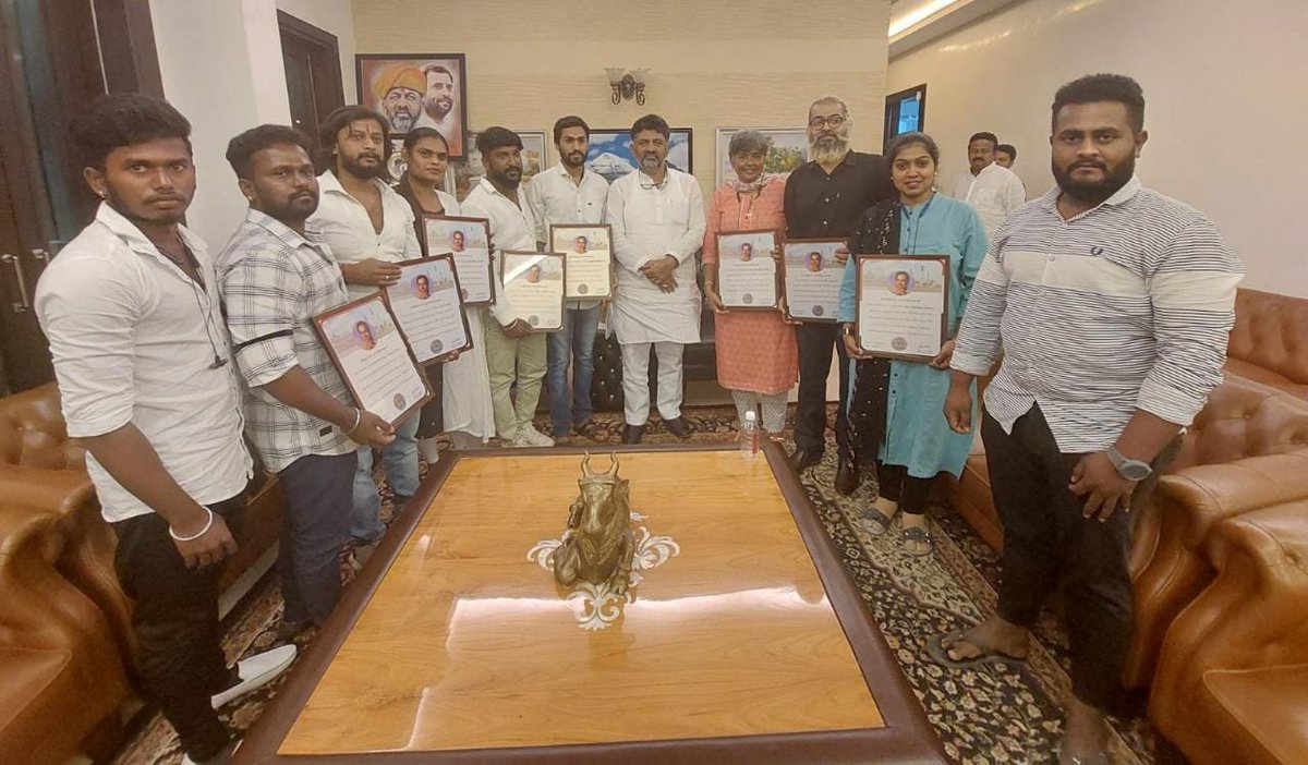KavithaReddyKR's tweet photo. Hon @KPCCPresident Shri @DKShivakumar gave away Certificates for Team tat successfully Cycled 300kms frm Bengaluru - Sriperumbudur in Aug 2021!
Proud to have lead #UnityRide Team!
Madhu Prashant Lavanya Charita Deepak Sagar Naveen Kavitha Jigna also Amaan & John our support Team! https://t.co/noVFkGUTFA