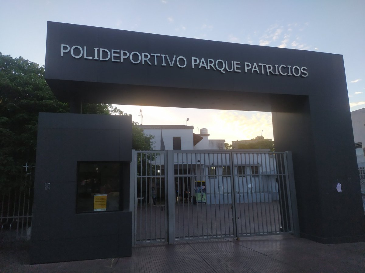 Terrible experiencia en el Polideportivo #ParquePatricios <a href="/gcba/">Buenos Aires Ciudad</a> Imposible jugar al tenis. Todos los días una historia distinta bloquean turnos en la web para que no puedas sacar y sacando no te dejan jugar poniendo cualquier excusa para irse antes. @chaparetegui <a href="/horaciorlarreta/">Larreta</a>