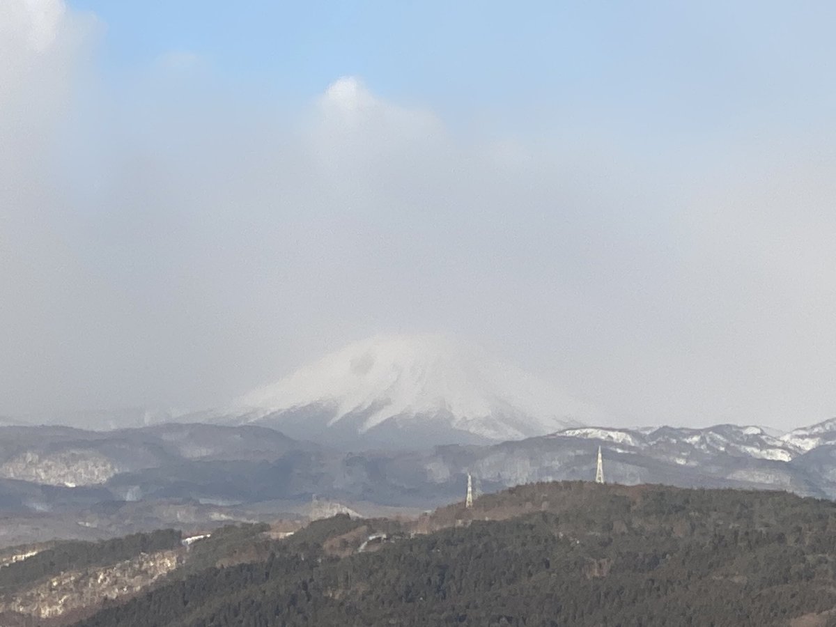 おはようございます！1月27日の福島市、朝は雪が舞っていました。今は太陽も出てきましたね。今日の予報は曇り時々晴れ。最高気温は5度で変わりやすい空のようです。
ときおり冷たい風も吹くそうです。
今日もよろしくお願いします！
#ぐる朝　#イマソラ　#福島市天気