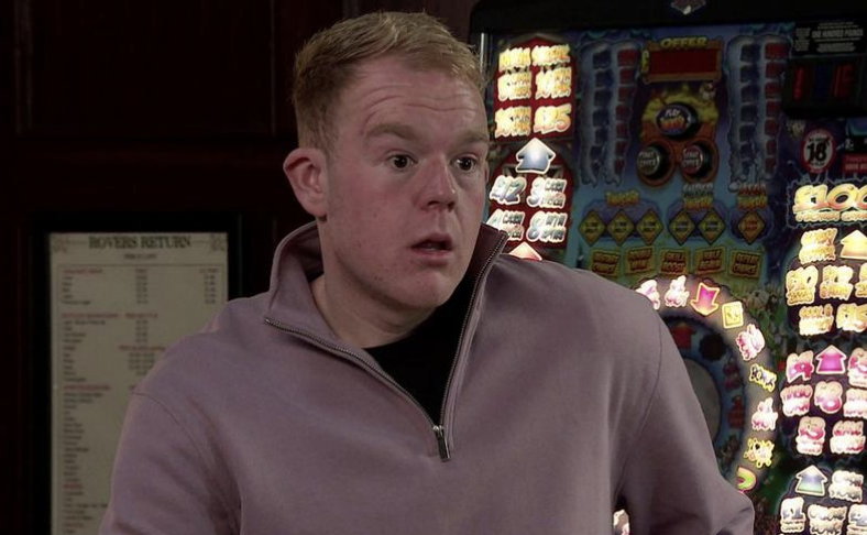 dailystar's tweet photo. #CoronationStreet 's #ColsonSmith joins ITV sport show after 10 stone weight loss
https://t.co/HAEMxnkRId https://t.co/SinevjX9go
