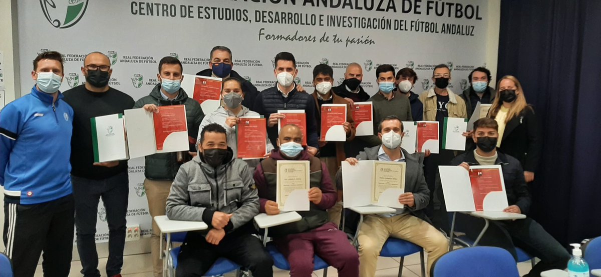 😁 Entrega múltiple de Diplomas y Acreditaciones de cursos Profesional de Fútbol y de Futbol Sala y de Dirección y Scouting Deportivo.
💚 Formación de alto nivel con la garantía de la Escuela Andaluza avalada por SELLO PREMIUN de la <a href="/rfef/">RFEF</a> 
⚽️ Abiertas convocatorias en web