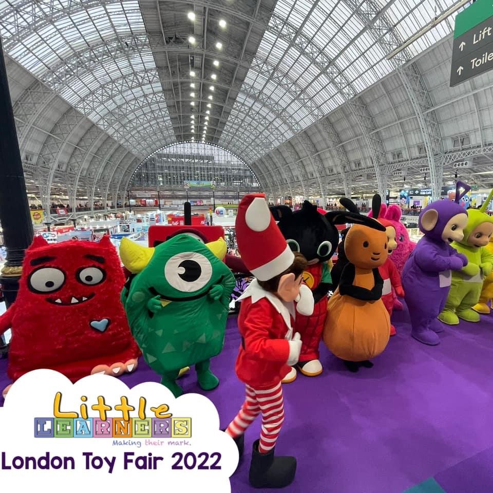 The_Mark_Makers's tweet photo. Ziggy and team have loved being at @toyfairuk at Olympia London this week. They met lots of fab businesses, showing off @The_Mark_Makers Makers AND Ziggy took part in the big Character Parade!
✨
#LondonToyFair #ToyFair2022 #TheMarkMakers #LittleLearners #MessyPlay https://t.co/4o4xGNXeYo