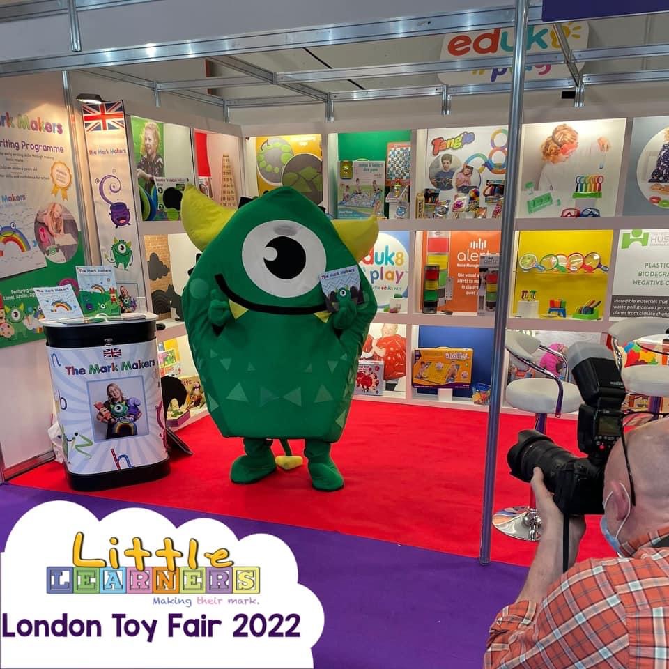 The_Mark_Makers's tweet photo. Ziggy and team have loved being at @toyfairuk at Olympia London this week. They met lots of fab businesses, showing off @The_Mark_Makers Makers AND Ziggy took part in the big Character Parade!
✨
#LondonToyFair #ToyFair2022 #TheMarkMakers #LittleLearners #MessyPlay https://t.co/4o4xGNXeYo