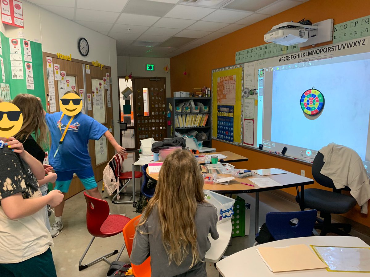 AnabelWalters7's tweet photo. Playing some darts to score points to encourage sentence fluency. #sycaMOREyr5 #IamDSISD #AcademicLanguageTherapy #CALT https://t.co/uhr8dWWnDa