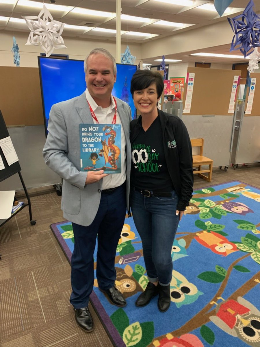 Celebrating literacy week at Seminole Springs Elementary School. ⁦<a href="/lakeschools/">Lake County Schools</a>⁩ ⁦@SSESBlackBears⁩