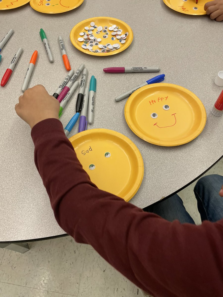 welcome_tdsb's tweet photo. Grade 1 #tdsbnewcomerstudents at @TPPS_TDSB enhancing their language skills through stories and crafts. Learning Simple words to be able to advocate for themselves and their feelings. #mentalhealth @CitImmCanada @tdsb https://t.co/cgCDJXGqFL