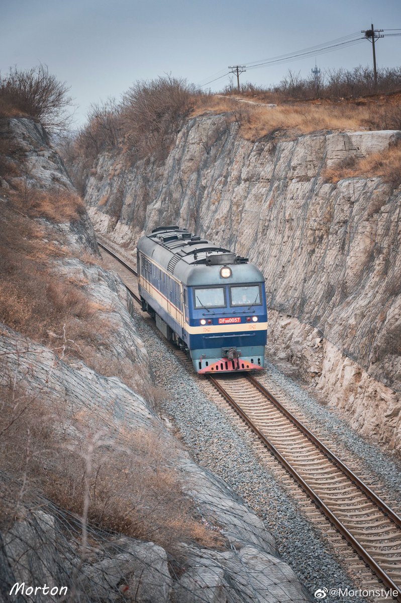 SakunaiHinata's tweet photo. 泰肥鉄道を訪ねる その一
泰肥鉄道とは、肥城の各炭坑と京滬鉄道を結ぶ支線鉄道
昔この線路では、石横特殊鋼鉄が前進型蒸気機関車を運用していることにより有名だった
写真:Morton style
#おはようトレイン #中国鉄道 #山东 #貨物列車 #貨物線 #DF8B https://t.co/ynEiU1JorJ