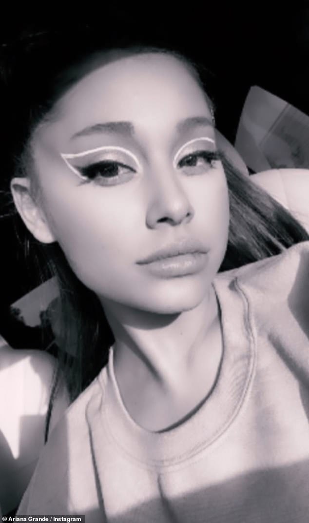 AGTHEDAILY's tweet photo. nothing just ariana grande in black and white https://t.co/d86StMCPOx