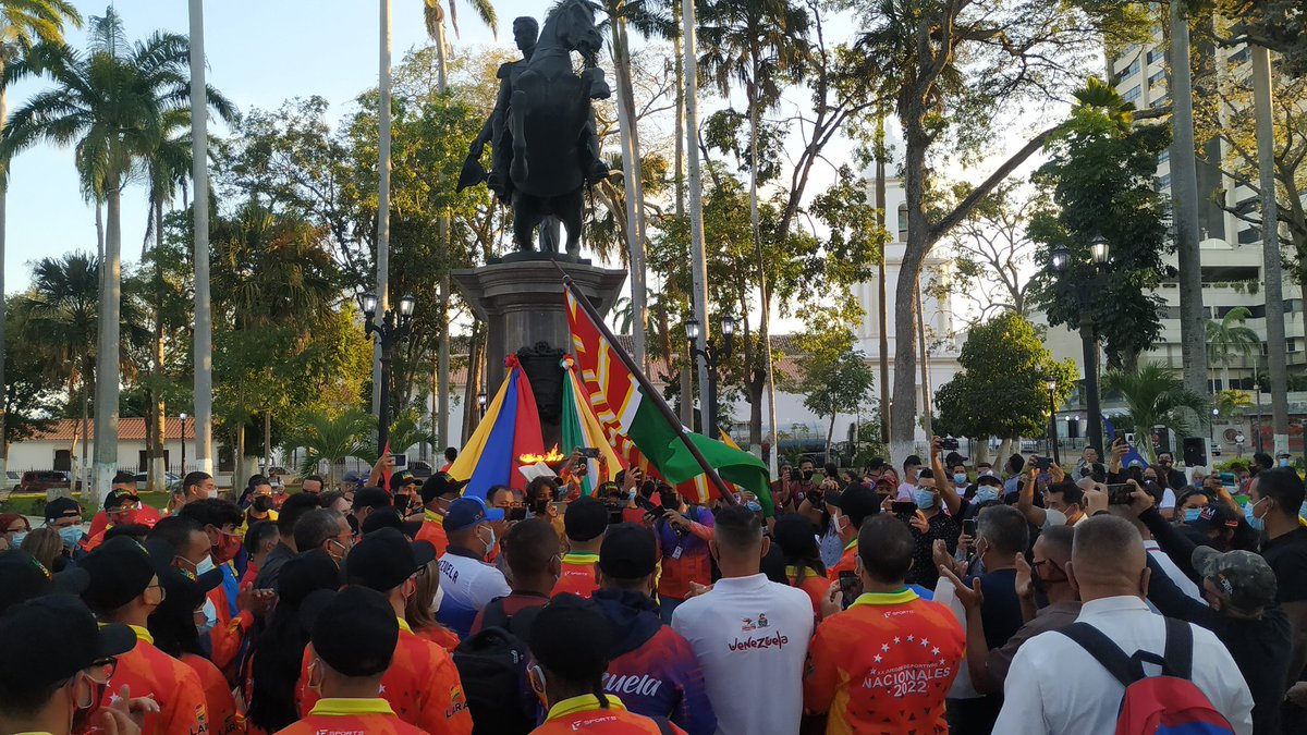 #26Ene 🪔 | Autoridades deportivas en el ámbito nacional, regional y municipal junto a l@s atletas del Edo. #Lara recibieron el fuego 🔥 🇻🇪 patrio de <a href="/Nacionales2022/">JuegosNacionales2022</a> y también fueron abanderad@s para su participación en dicha competencia.
<a href="/Fredyandradea/">Fredy Andrade Alvarado</a> <a href="/MervinMaldonad0/">Mervin Maldonado</a>