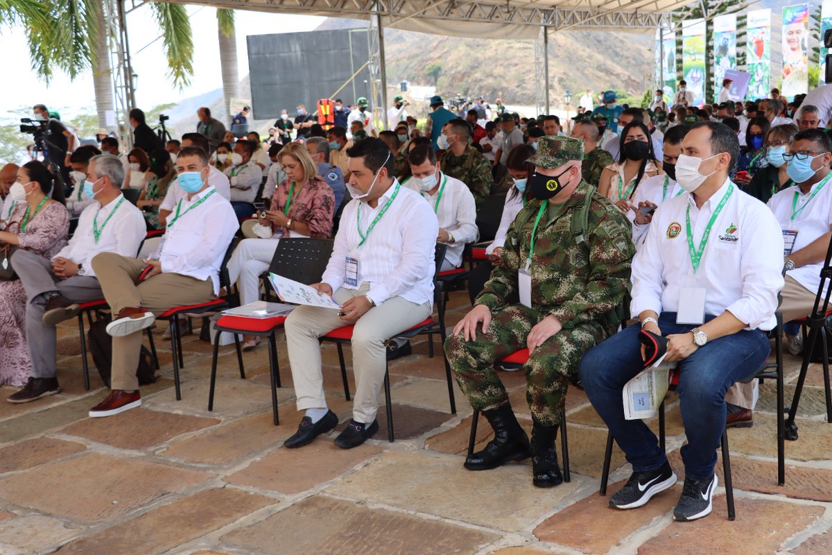 Ejercito_Div2's tweet photo. Hoy, nos unimos al evento conmemorativo del Día Mundial de la Educación Ambiental #ReconectaColombia para continuar desarrollando estrategias en la conservación de ecosistemas y recursos naturales, en el departamento de #Santander.
Somos #CustodiosDelMedioAmbiente 🌳 https://t.co/3QVvuZpH31