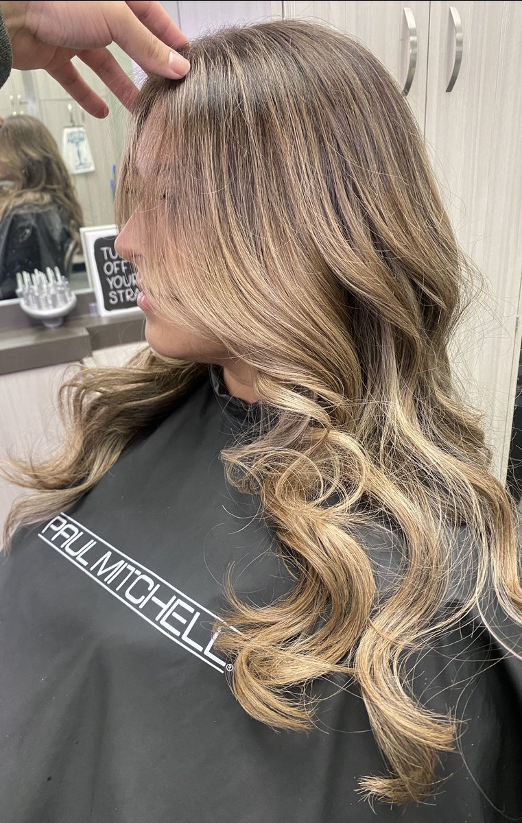 DesiFCKNderio's tweet photo. Like and retweet to share and support your local Houston/Pasadena area hairstylist ✨ . https://t.co/5wzTv7K4R2