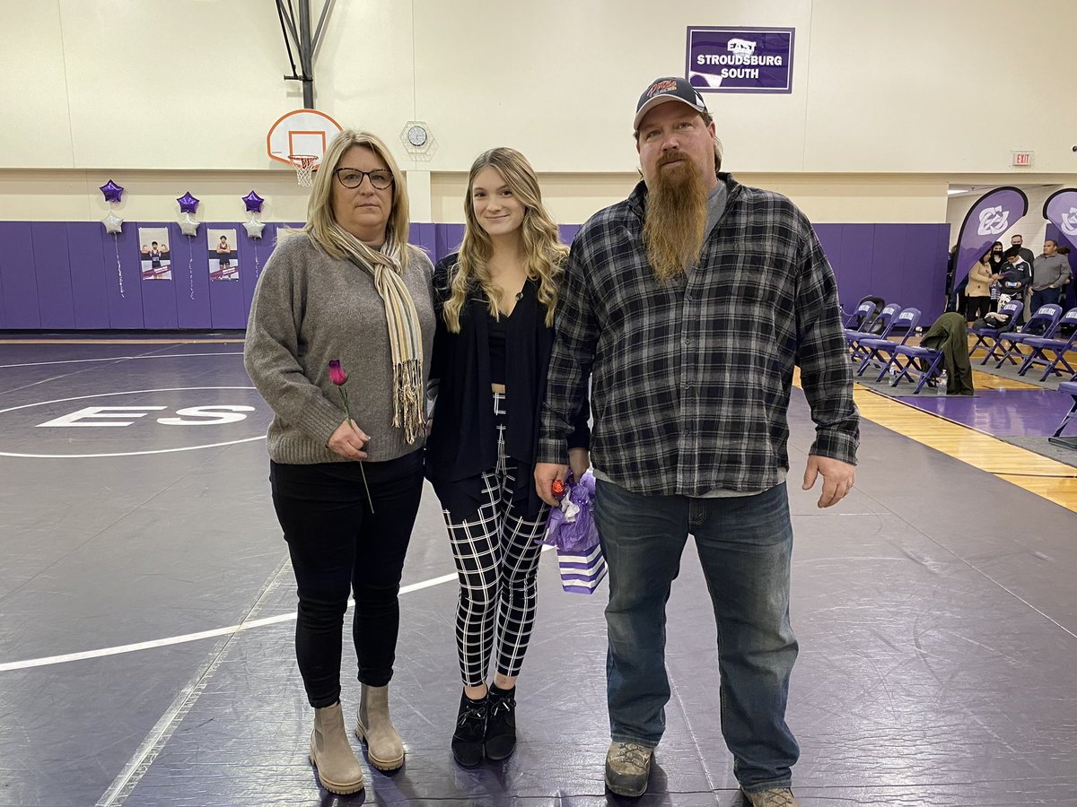 ESASDSOUTHATH's tweet photo. Kalli and her parents celebrate Senior Night https://t.co/f5G0vcLvnw