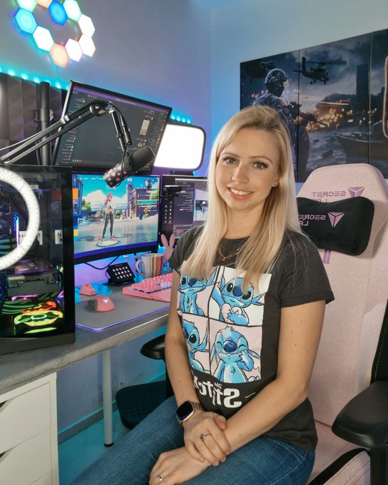 Ich liebe dieses Tshirt das ist so Cute 🥰 Stitch on Twitch 😅  Achso und noch was ich nutze erstmal keine<a href="/tag/gamergirl"class="tags"><span>#gamergirl</span></a><a href="/tag/setup"class="tags"><span>#setup</span></a><a href="/tag/twitch"class="tags"><span>#twitch</span></a><a href="/tag/gamingpc"class="tags"><span>#gamingpc</span></a><a href="/tag/gamerin%20"class="tags"><span>#gamerin </span></a>