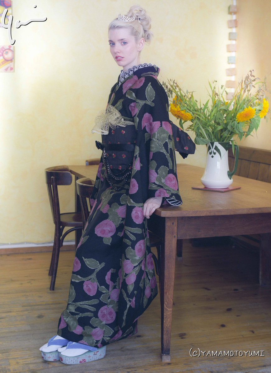 yamamotoyumi's tweet photo. 【着物】
@bon_book で小さな作品集を作ろうと写真の選定を始めました。
これまでの着物本は、作り方を載せたものですが、これは純粋に写真と少しのことばで構成しようかと。
楽しみだなあ。
#BONBOOK
#kimono #着物 #yumi_kimono #yamamotoyumi #やまもとゆみ #着物と着物まわりのかわいいもの https://t.co/lGlX6gIrUv