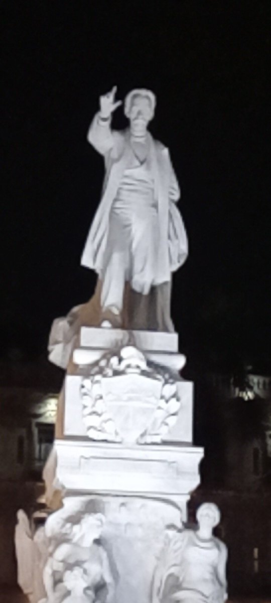 YanetHzP's tweet photo. #LaHabana tranquila , noche agradable , las personas se aproximan al #ParqueCentral a disfrutar de la velada a #JoséMartí que los Jóvenes le han preparado al más altruista de los #Cubanos . @gobhabana @aylinalvarezG @torres_iribar @RGZapata500 @PartidoPCC https://t.co/9rUzS9rLlM