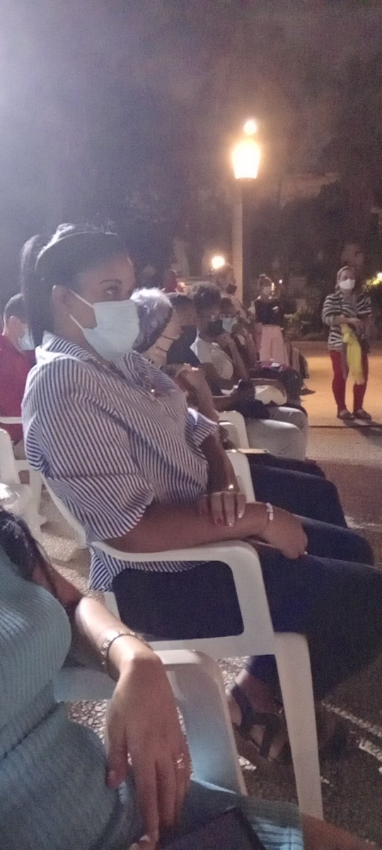 YanetHzP's tweet photo. #LaHabana tranquila , noche agradable , las personas se aproximan al #ParqueCentral a disfrutar de la velada a #JoséMartí que los Jóvenes le han preparado al más altruista de los #Cubanos . @gobhabana @aylinalvarezG @torres_iribar @RGZapata500 @PartidoPCC https://t.co/9rUzS9rLlM