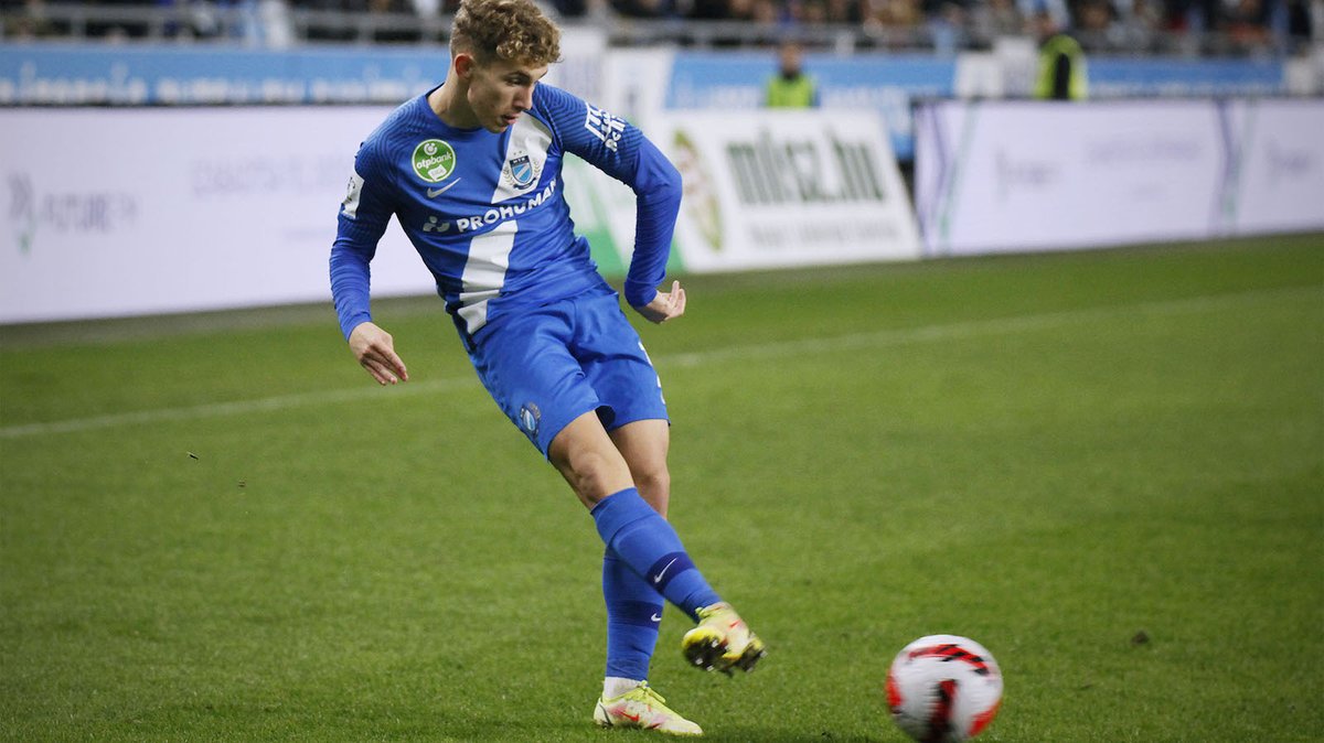 luca_petitti's tweet photo. A quanto pare il #ManCity sta per acquistare Zalan #Vancsa, classe 2004, ungherese del MTK Budapest.
Fino all'eliminazione contro il Genk in Youth League, si è imposto con 5 gol e 2 assist in 4 partite. https://t.co/Yjf88j4HlE