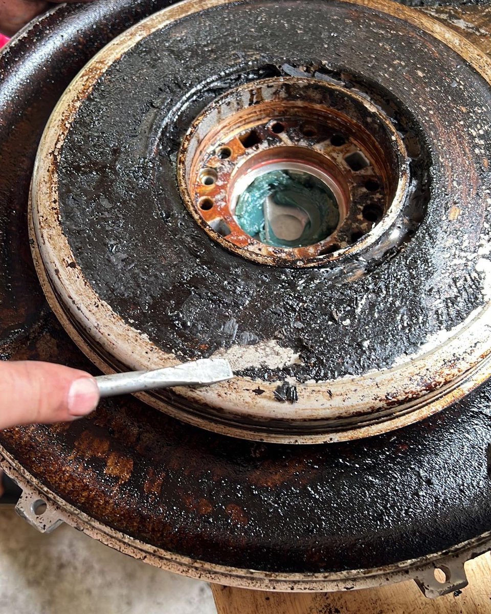 ServicesVacuum's tweet photo. When a vacuum pump gets carbonised inside !!! But we fixed it . We do the dirty jobs too @ServicesVacuum @Kunnykun #carbon #sidechannelblower #buschvacuumpump #seized #repaired #beer #well #earned https://t.co/2ZMERiqZyP