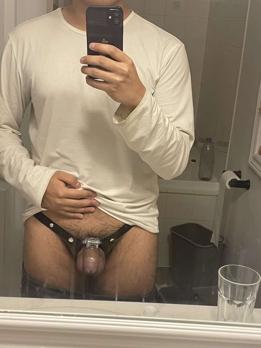 Gonna1998's tweet photo. Been Busy with work and study. Anyway, Iβm back now. D-524π. Which is better, left or right? #teamlocked #Chastitygay #chastity #cagedboi #cagecheck #cagedmale @GayChastityRTs https://t.co/TcgtagAZdb