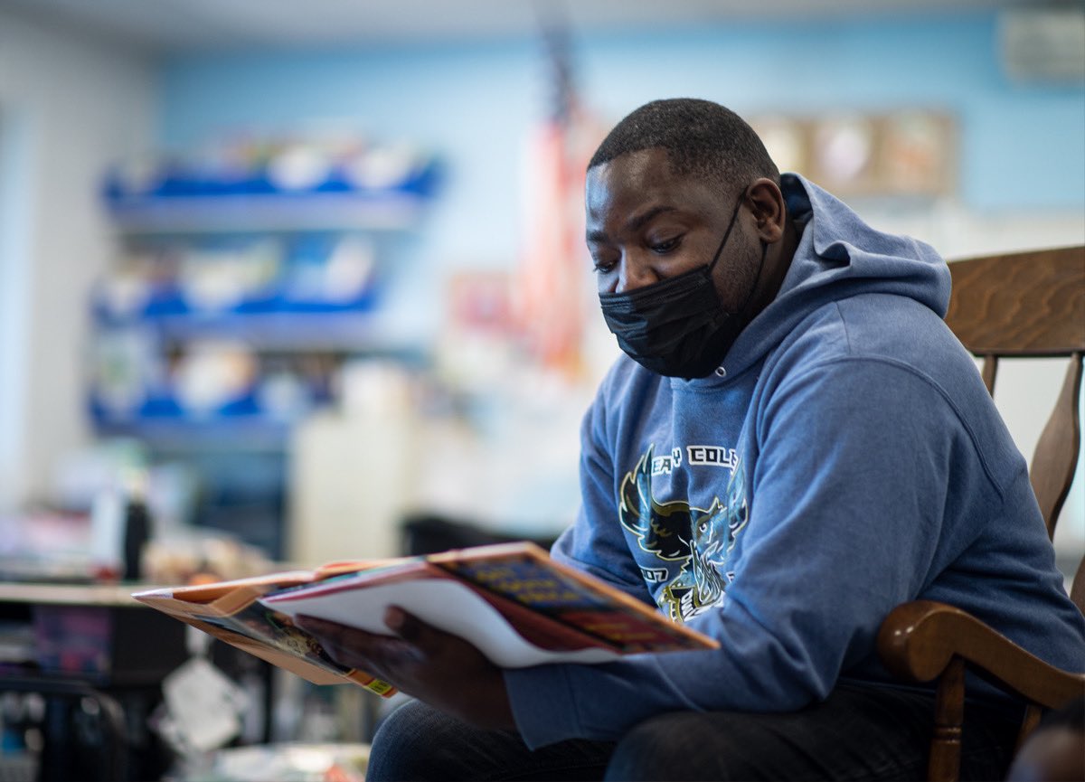 CCSD59's tweet photo. Robert Frost Elementary welcomed parents, administrators, board of education members, and community members on Wednesday for a morning of reading, listening, and lessons about diversity. Visitors stopped by classrooms as part of a recognition of Multicultural Children’s Book Day. https://t.co/mEHVkhixXh
