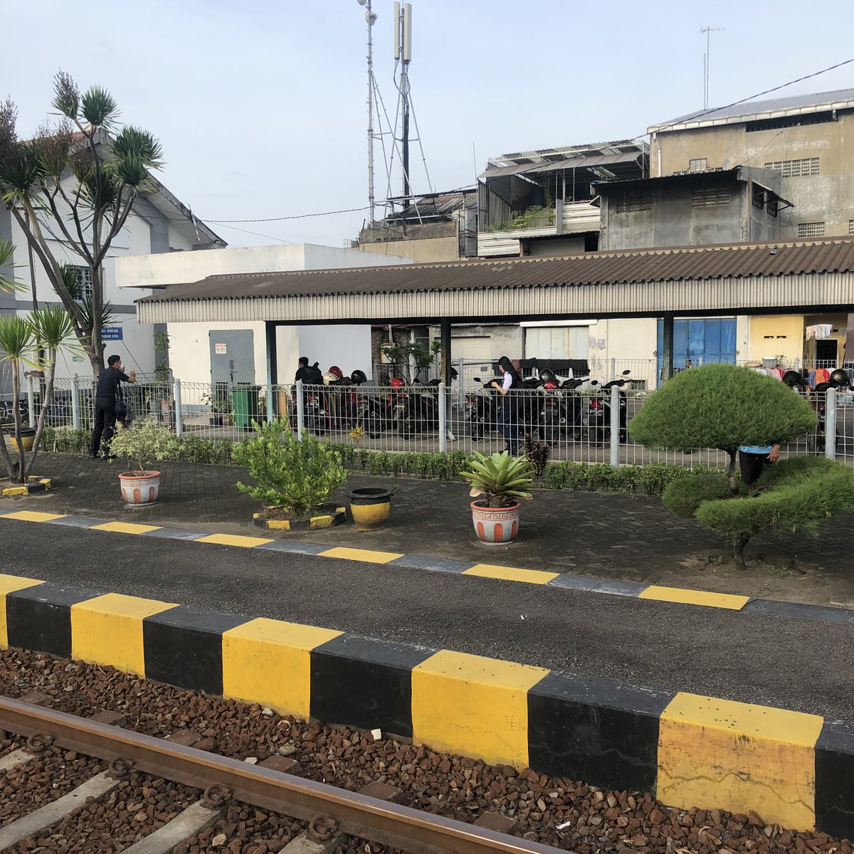 missandeipuke's tweet photo. Stasiun gedangan tidak menyediakan parkir untuk umum? Padahal fasilitasnya ada. @KAI121 @infoDISHUB @dishubjatim @dishubSBY @dishub @pemkabsidoarjo2 #dishubSIDOARJO https://t.co/2XrrtdbKqS
