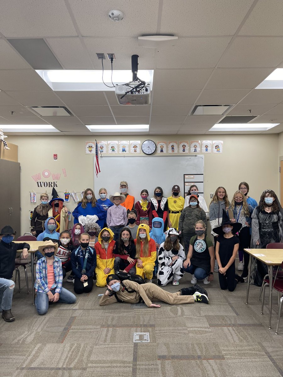 Miss_Ctweets's tweet photo. It was our 100th day of school at @NIS160 ❤️💙 these kiddos are the BEST and i am thankful to get to be a Titan! My first year teaching will be one I never forget! So many memories made already and it just keeps getting better. https://t.co/x9Kff1F22u