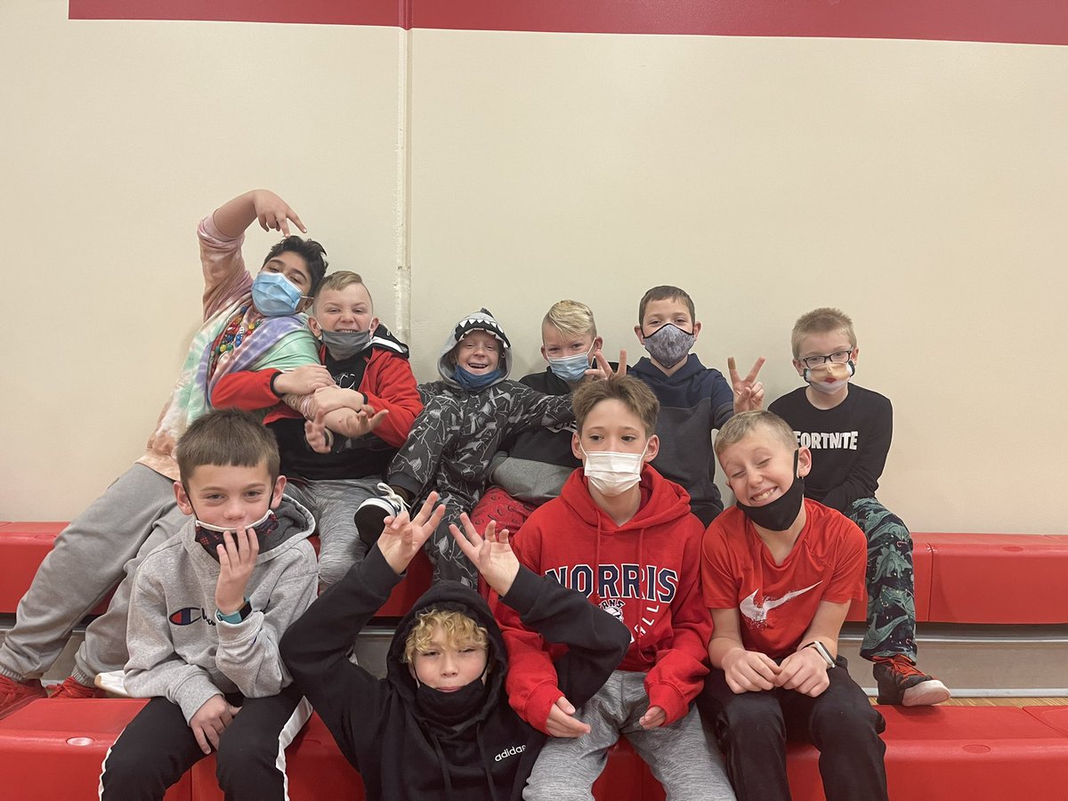 Miss_Ctweets's tweet photo. It was our 100th day of school at @NIS160 ❤️💙 these kiddos are the BEST and i am thankful to get to be a Titan! My first year teaching will be one I never forget! So many memories made already and it just keeps getting better. https://t.co/x9Kff1F22u