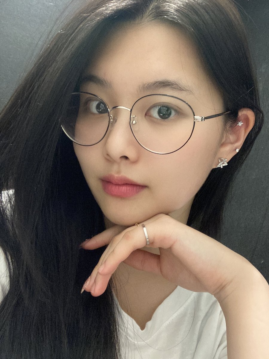 ⠀⠀⠀乀         ıt's       .       our       𓂅̸       𝗽𝘂𝗿𝗽𝗹𝗲       <a href="/__/">__</a>       💋       updᥲtᥱ       ❞       ᥲt       :       #DMUMElyXir 

Nuestra bonita Shizu se fue con sus gafas bien puestas para no perderse nada del comeback de estos reyes. ¡Mucho éxito, lindos!