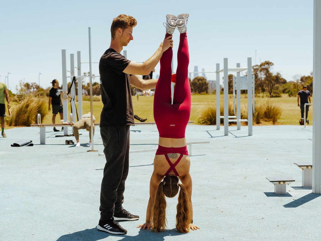 DragonDoor's tweet photo. The handstand press is a perfect demonstration of strength, control, and body awareness.
Read more ๐ https://t.co/BU3BNJCPFP
#StreetWorkout #PCC #Calisthenics #Handstand #HandstandPress https://t.co/TOA0vRh6nK