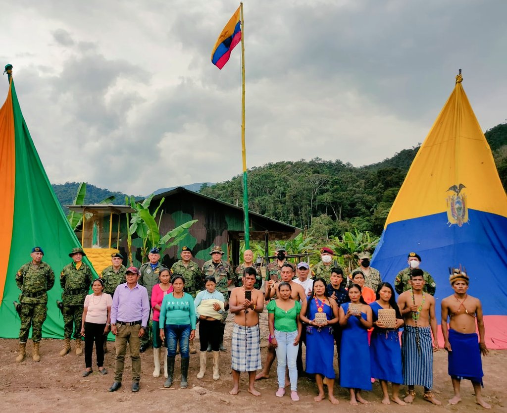 EjercitoECU's tweet photo. En el destacamento #Banderas, el Ministro de @DefensaEc, junto al Alto Mando Militar, el Gral. @PacoMoncayo, Gral. Luis Aguas y la población, rindieron homenaje a nuestros héroes que ofrendaron su vida en defensa de la integridad y soberanía territorial.
#27AñosDePazYDesarrollo https://t.co/XTBSdfzSfp