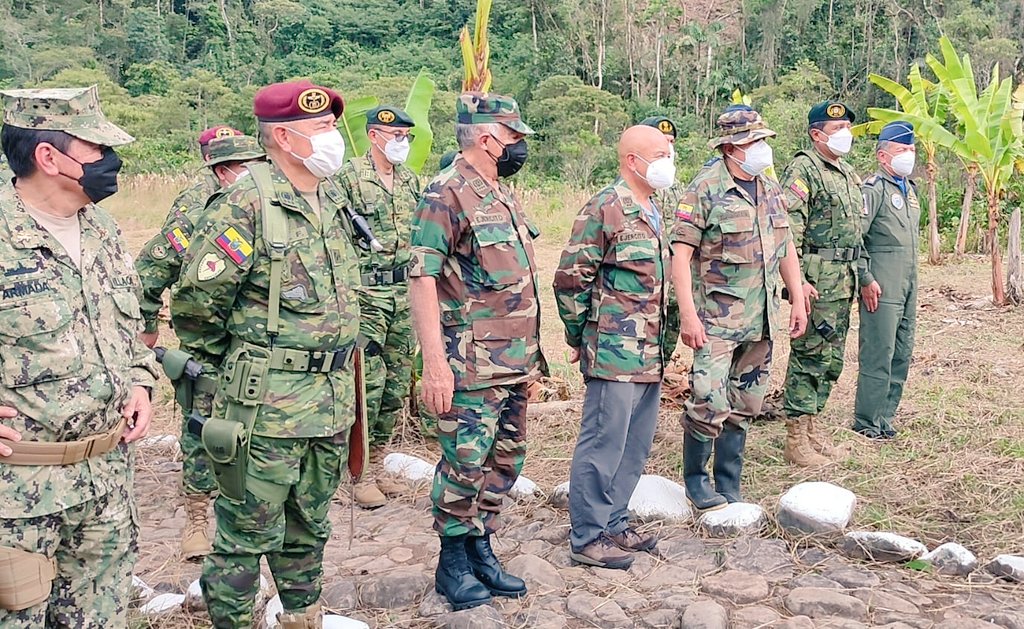 EjercitoECU's tweet photo. En el destacamento #Banderas, el Ministro de @DefensaEc, junto al Alto Mando Militar, el Gral. @PacoMoncayo, Gral. Luis Aguas y la población, rindieron homenaje a nuestros héroes que ofrendaron su vida en defensa de la integridad y soberanía territorial.
#27AñosDePazYDesarrollo https://t.co/XTBSdfzSfp