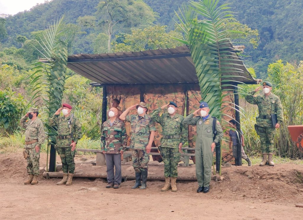 EjercitoECU's tweet photo. En el destacamento #Banderas, el Ministro de @DefensaEc, junto al Alto Mando Militar, el Gral. @PacoMoncayo, Gral. Luis Aguas y la población, rindieron homenaje a nuestros héroes que ofrendaron su vida en defensa de la integridad y soberanía territorial.
#27AñosDePazYDesarrollo https://t.co/XTBSdfzSfp