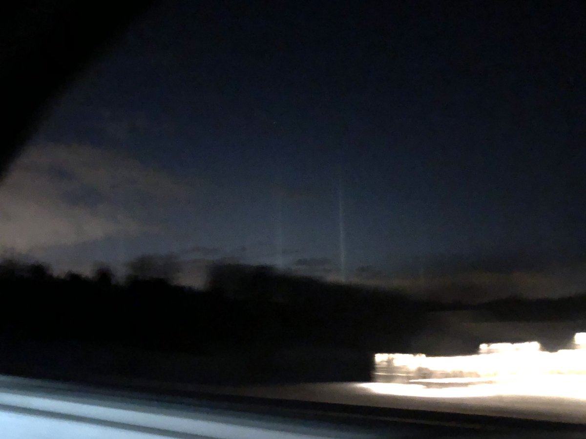 RyanR1218's tweet photo. Light pillars observed just north of Lincolnville Ontario around 7 P.M. just north of an area of flurries currently to the south of Lincolnville. Not the best pictures as they were fairly brief.  #onstorm #onwx #BellLetsTalk https://t.co/bfYgyeTIHP
