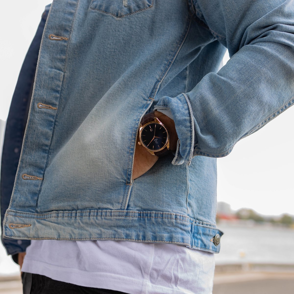 BentonWatches's tweet photo. ⌚ The Wanderer being worn casually with dark jeans, a white shirt and a light blue denim jacket. Dress it up or dress it down, it never disappoints!

#bentonwatches #goodtasteisneverlate #thecatalystcollection #buy1give10 #wanderer https://t.co/U5qB1W07iJ