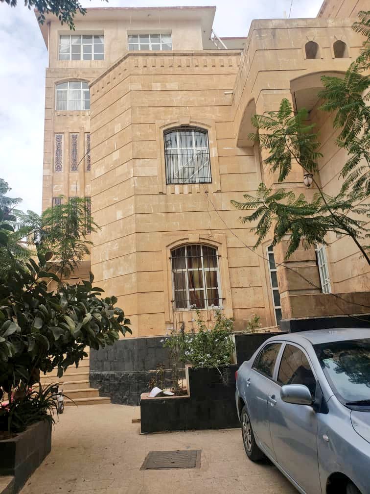 Yemen_Real_Esta's tweet photo. فله روعه للبيع مساحه 10 لبن حر معمد شارع12 زفلت اتجاه غربي تتكون من بدروم ودورين وملحق وطيرمانه حجر دوران عمل شخصي درجه اولي الفله روعه سيراميك مشطبة سوبر لوكس
سعـرهـا رائع جدا 450 ألف دولار
المــوقــع راقي كلـه فـلل وعمـارات صنـعـاء حـي الاعـنـاب قـريـب ش الستـين جـدا جـدا https://t.co/RLP54msUWw