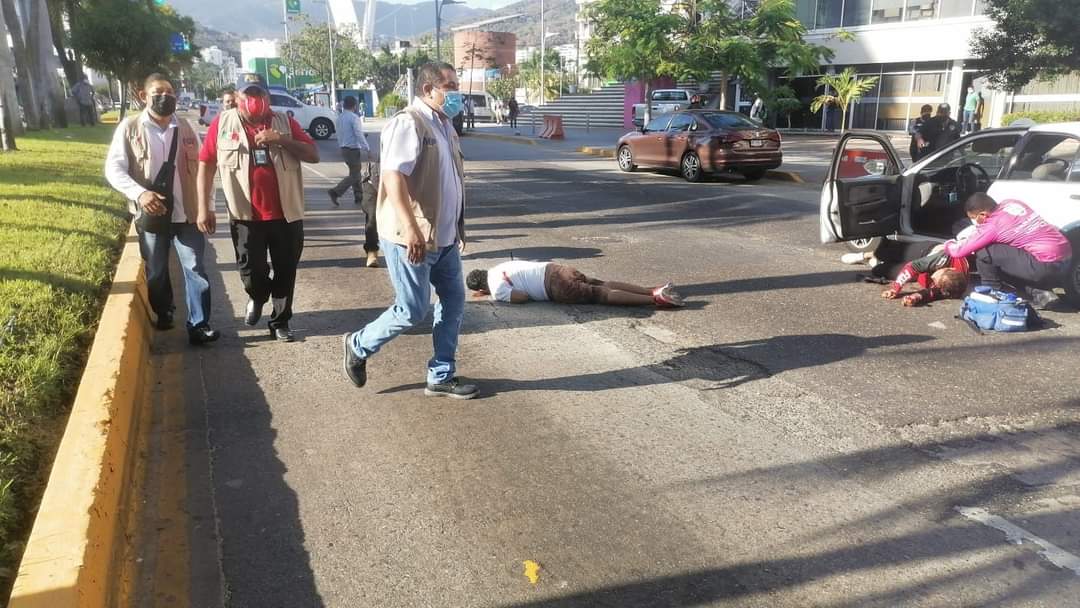 Mexico_RealMx's tweet photo. Dos hombres muertos durante un ataque armado registrado esta tarde a un taxi en la Av. Miguel Alemán a la altura  fraccionamiento Costa Azul en #Acapulco #Guerrero
#ElMéxicoReal https://t.co/WFeyF3GGjO