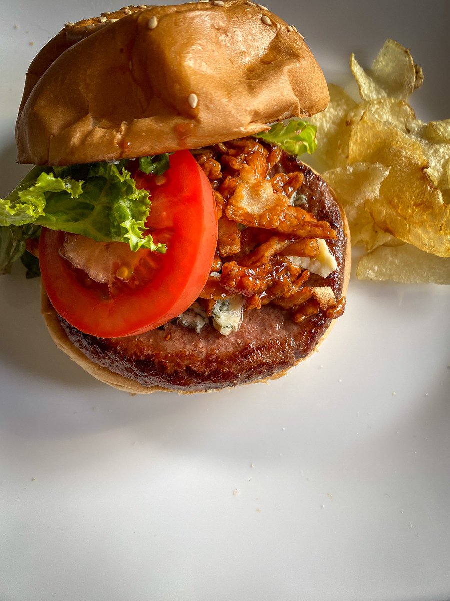 doloresrobles_m's tweet photo. En esta casa hoy se comió:
-#Ensalada de #Portobello, #Jitomate, #Albahaca y #QuesoDeCabra con #AceiteDeOliva y #VinagreBalsámico
- #Hamburguesa con #QuesoAzul, #CebollasCrujientes y un toque de #SalsaBBQ https://t.co/rbmhifgrKa
