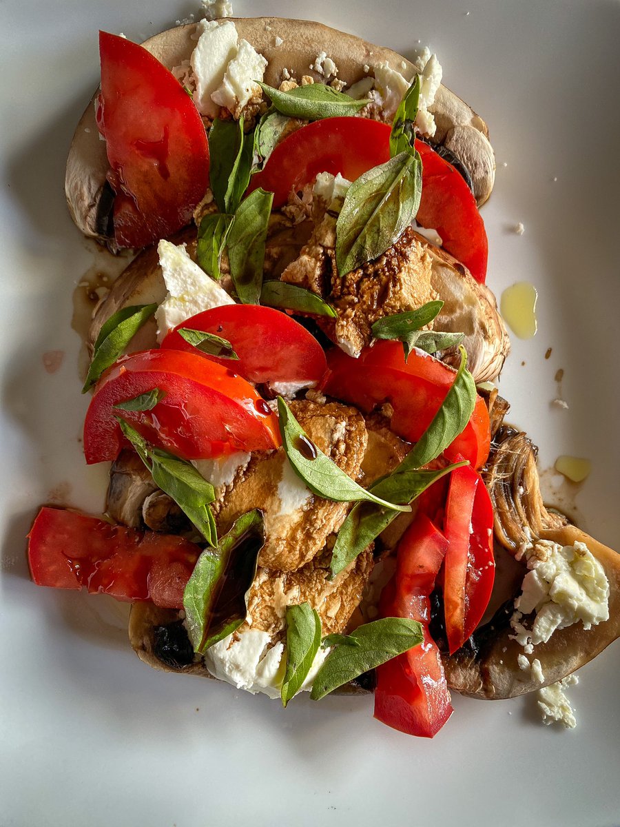 doloresrobles_m's tweet photo. En esta casa hoy se comió:
-#Ensalada de #Portobello, #Jitomate, #Albahaca y #QuesoDeCabra con #AceiteDeOliva y #VinagreBalsámico
- #Hamburguesa con #QuesoAzul, #CebollasCrujientes y un toque de #SalsaBBQ https://t.co/rbmhifgrKa