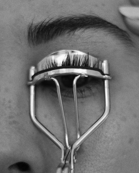 gettheskin's tweet photo. Extensions, falsies, and all the mascaras... there's a long list of ways to get your dream lashes 💫 And one of those? Lash serums. While these serums promise long, luscious lashes, they can also come at a price 🌒@drsamolitis fills us in on why you might want to think twice https://t.co/VJfivef53L