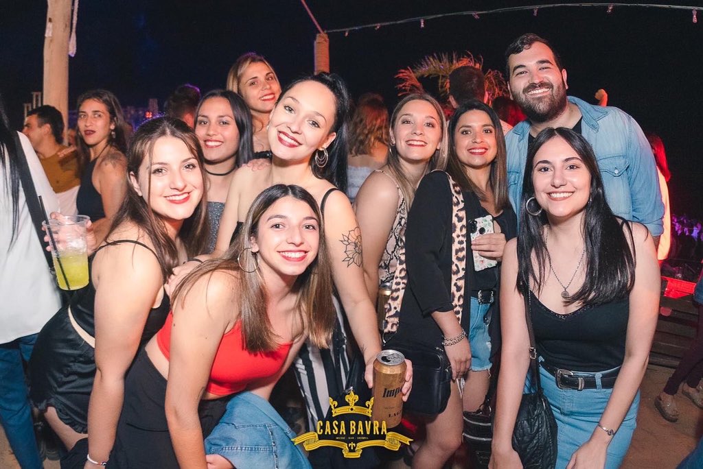 CasaBavra's tweet photo. ✨El #ClasicoDelVerano es el lugar donde reviven las mejores historias y anécdotas de tu grupo de amigos  #PataPata👣  Mencionalos para que vengan a compartir la experiencia de la casa juntos y sumen una noche de verano para el recuerdo✨ #CasaBavra #Sabado29 https://t.co/KtDXWlI1R3